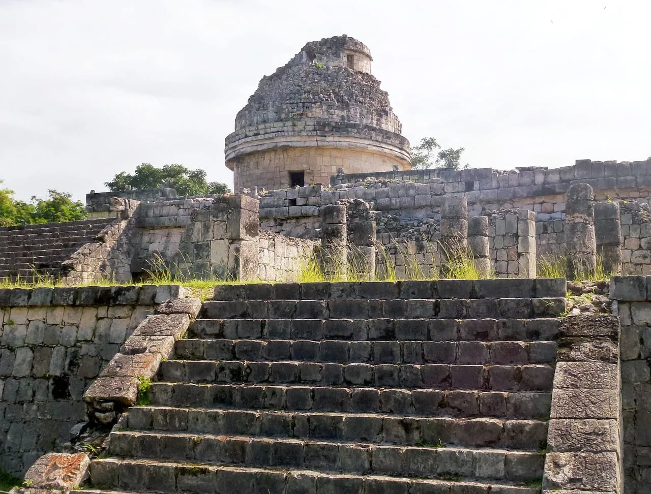 The round El Caracol observatory