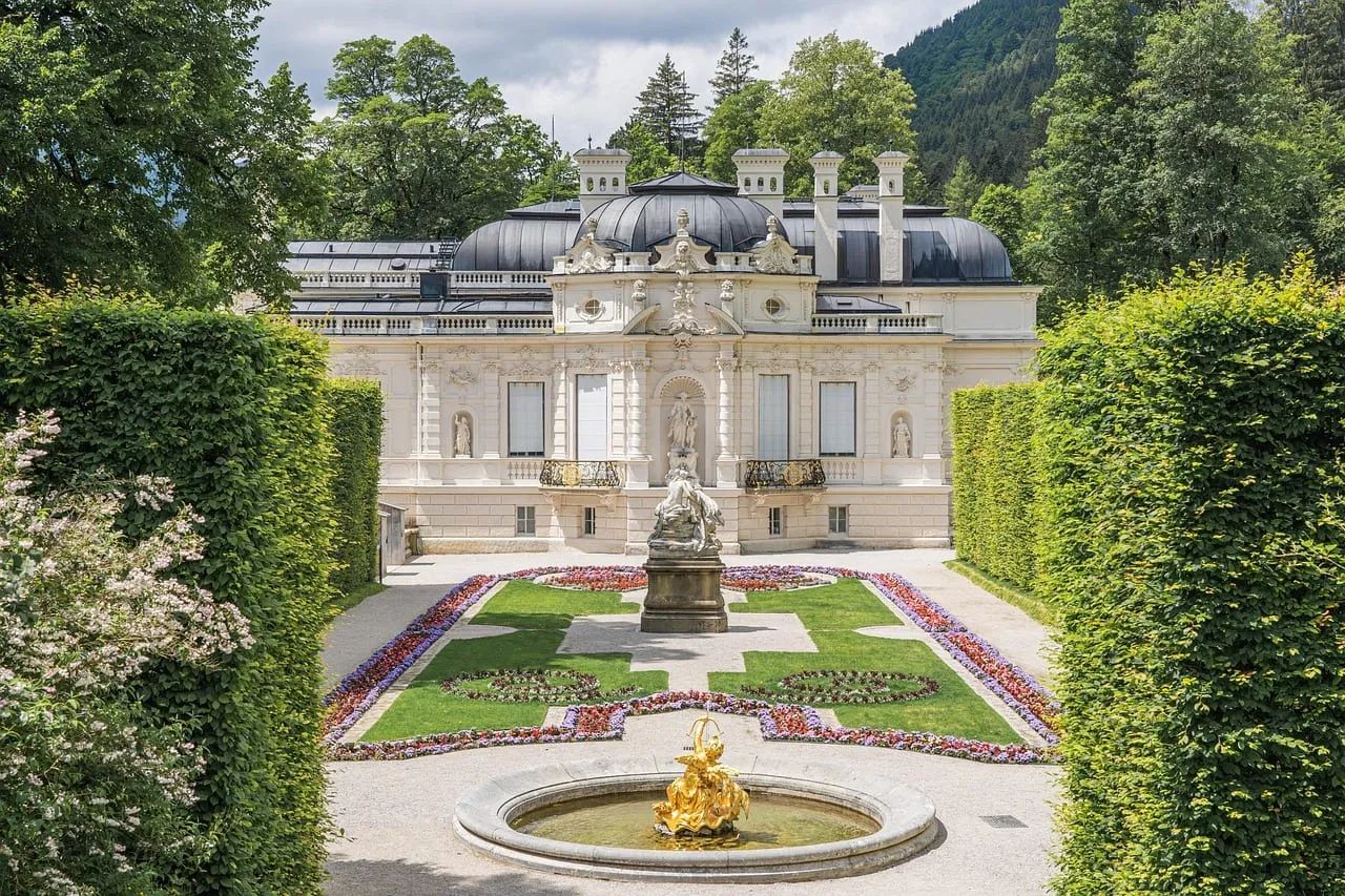 The palace and its parterre between tall hedges