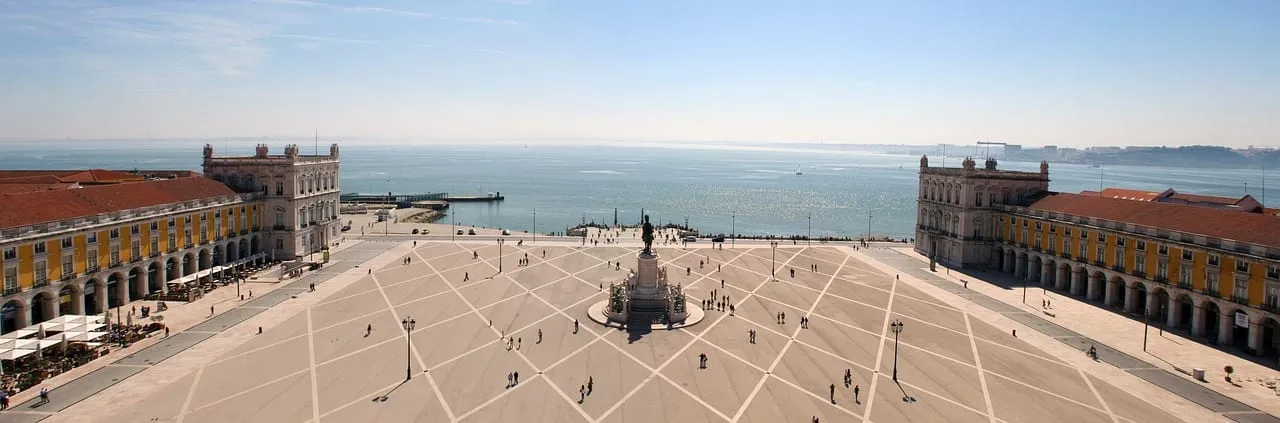 Praça do Comércio and the statue of King José I beside the river