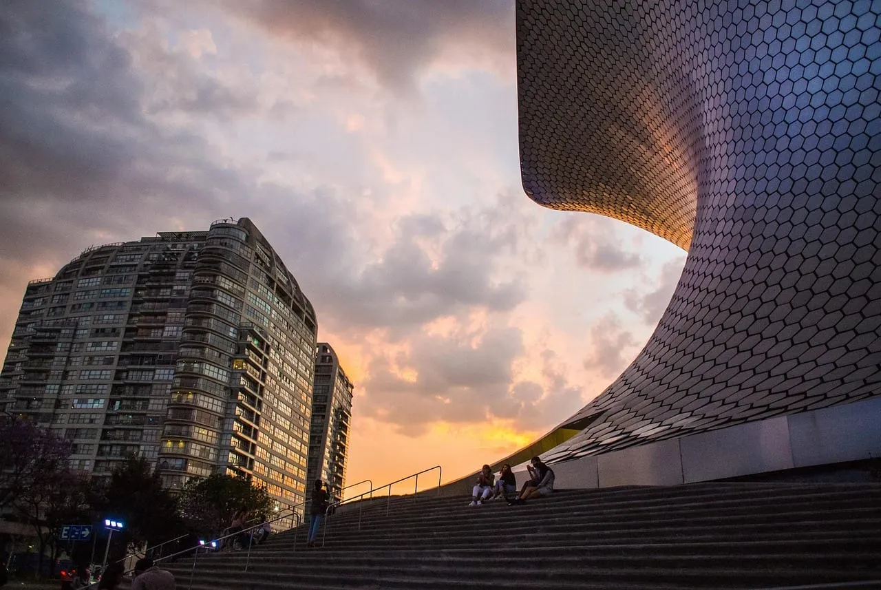 The curved facade of the Museo Soumaya at sunset