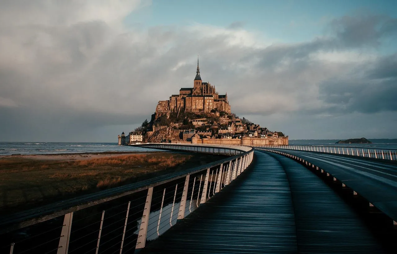 The footbridge leading across the bay towards the mount