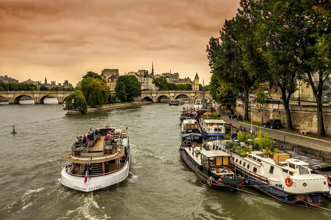 A tour boat and houseboats on the Seine below the Île de la Cité