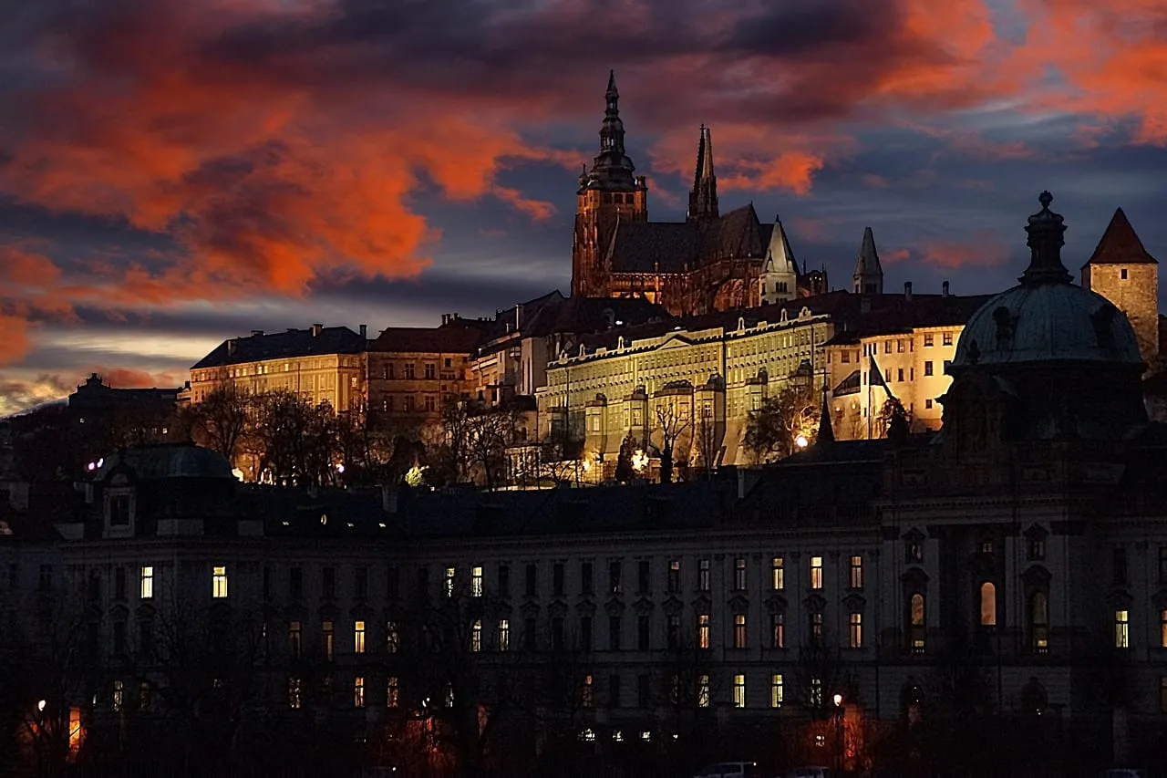 The castle and cathedral lit up at dusk