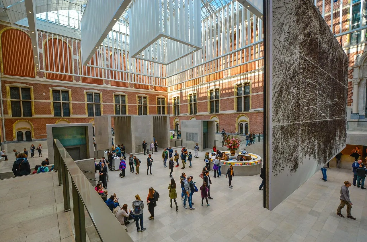 The atrium with visitors