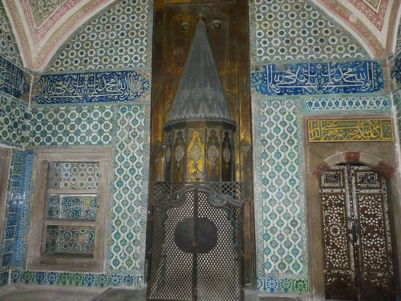 Tiled walls and a fireplace in a palace room