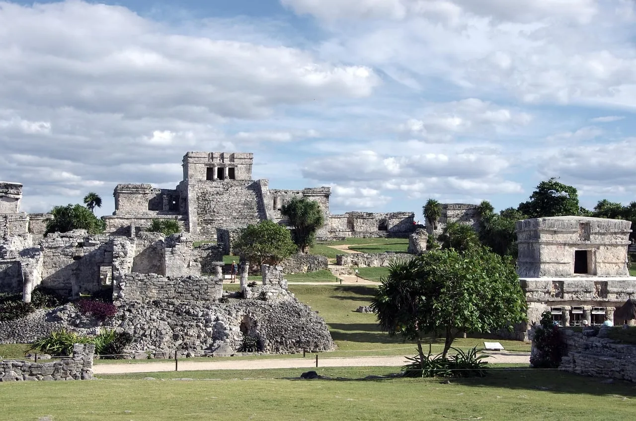 El Castillo and the walled ruins of Tulum